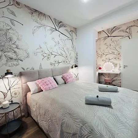 Deine Private Sauna-oase - Infrarot - Bademaentel - Peony 1 דירה